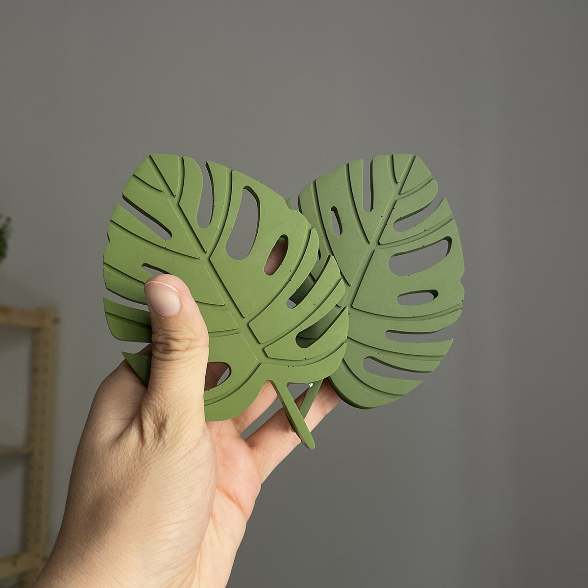 Sottopentola monstera piccola jesmonite Crisalide
