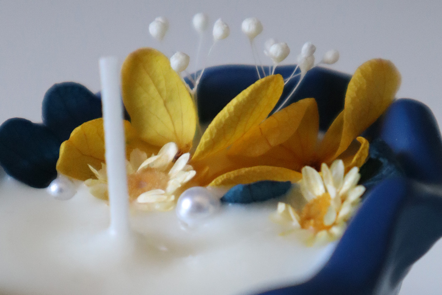 Composizione floreale per candele