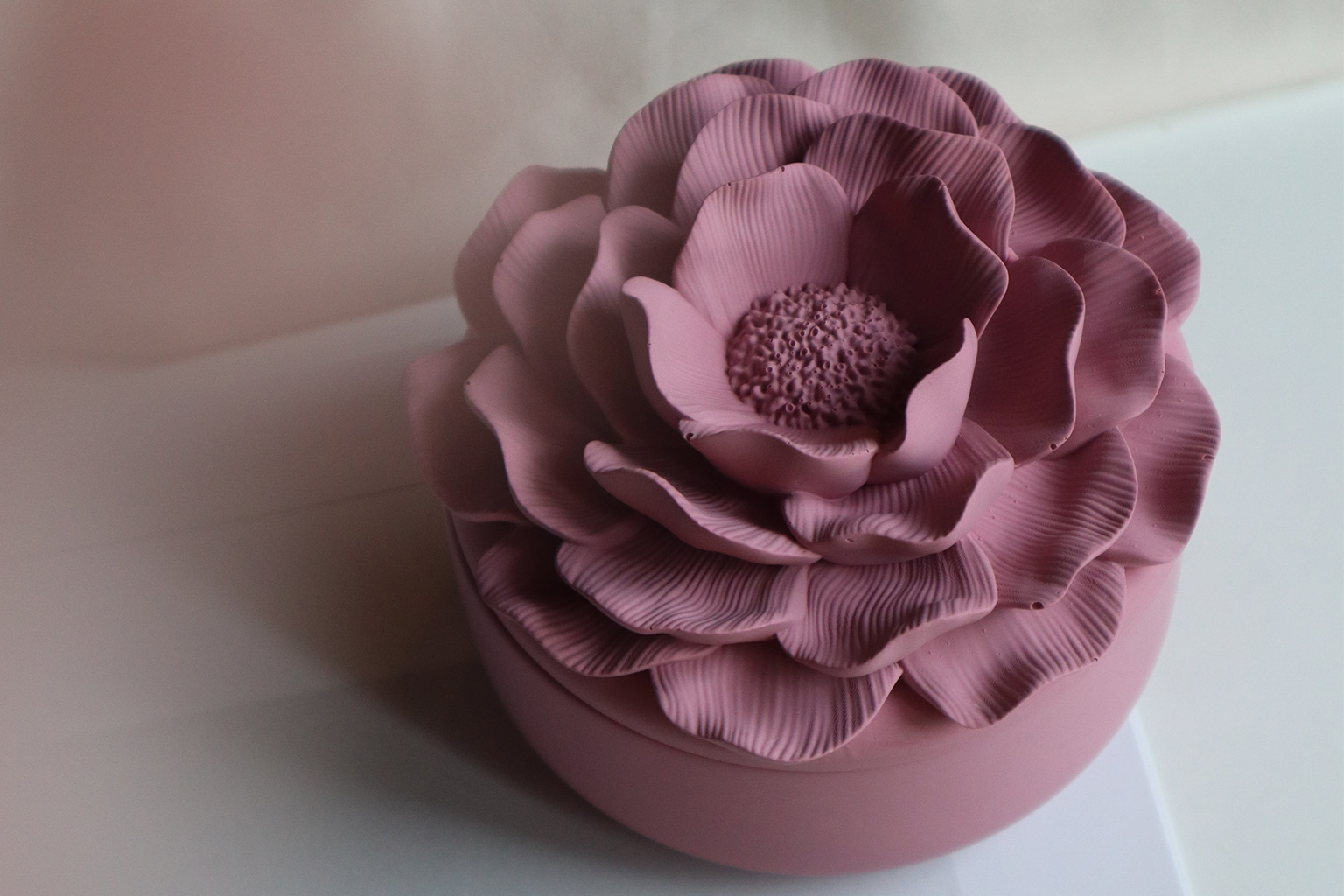 Regali per la festa della mamma vasetto Peony jesmonite