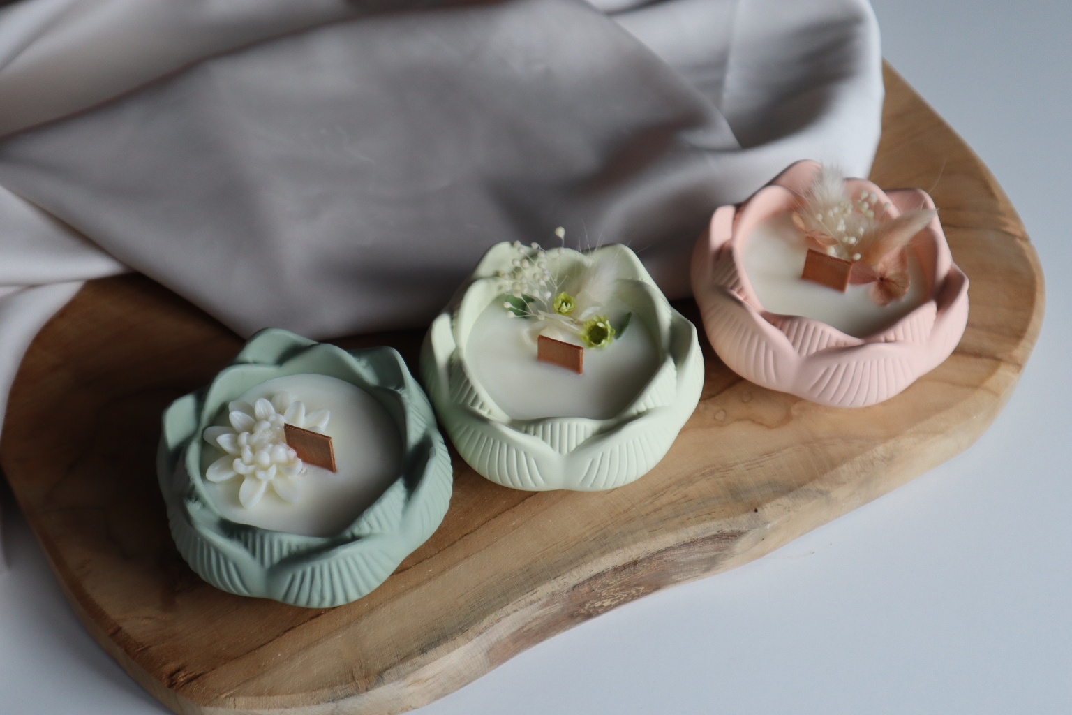 Candela artigianale Opehlia con deco floreale