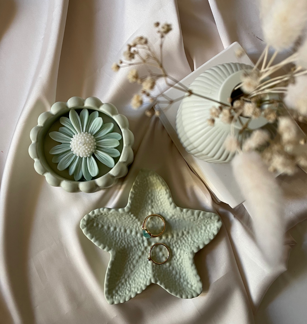 Set decorativo in resina verde salvia con candela floreale, svuotatasche a forma di stella marina e piccolo vaso con fiori secchi