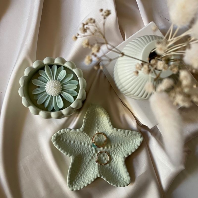 Set decorativo in resina verde salvia con candela floreale, svuotatasche a forma di stella marina e piccolo vaso con fiori secchi
