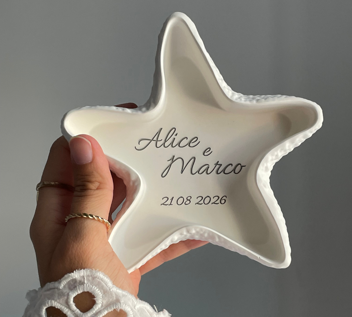 Portaoggetti bianco a forma di stella marina personalizzato con nomi e data 